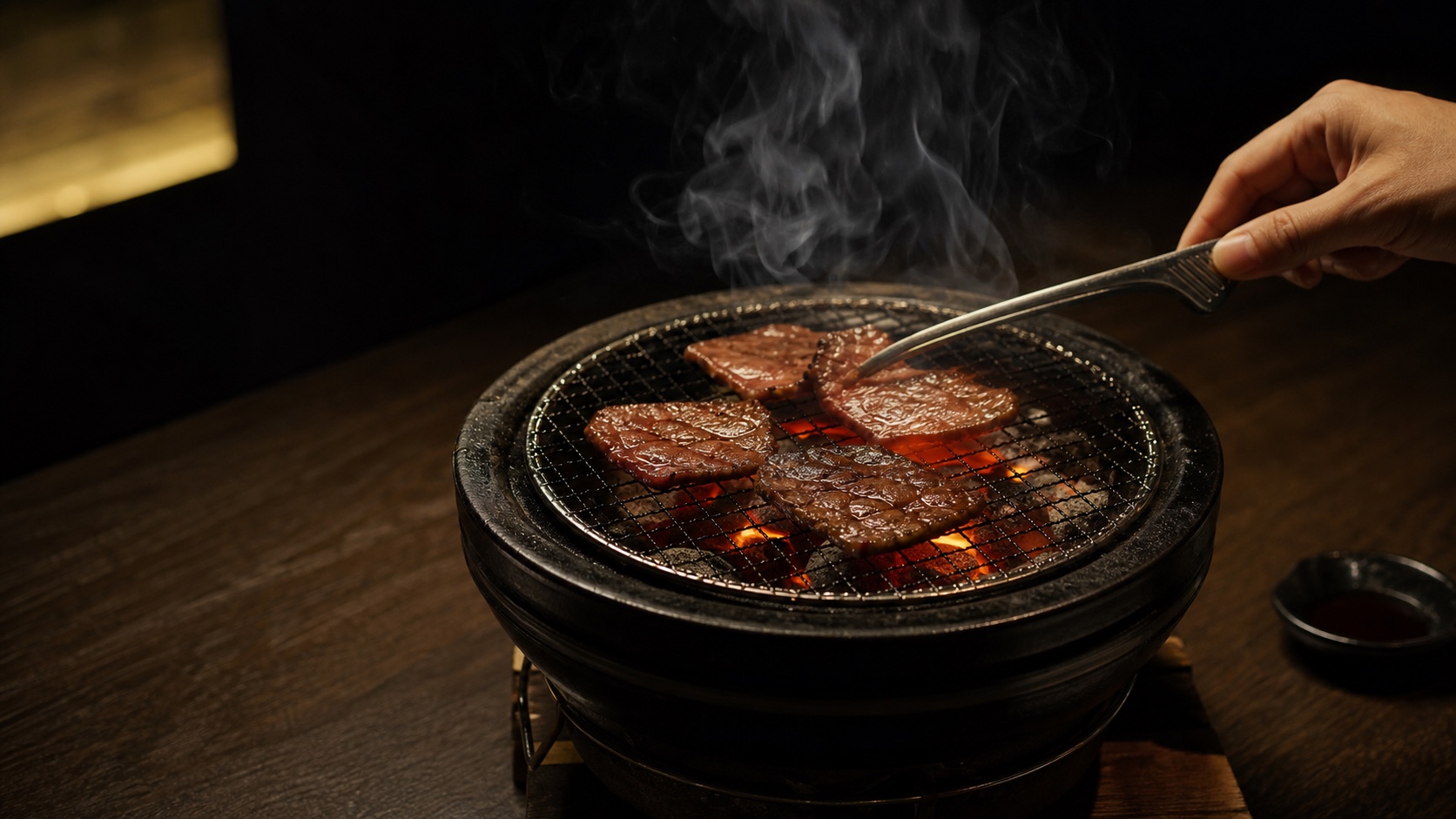 炭火で焼き上げる様子